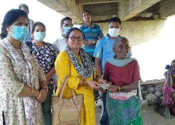 बर्षा पौडेल ले गरिन बाढी पीडित महिलालाई सहयोग