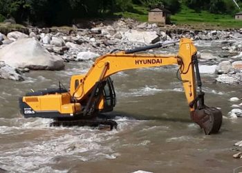 बाढीका कारण बिच्छेद भएको सडक जोड्ने काम सुरु