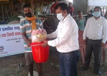 बाढी पीडितलाई राहत वितरण