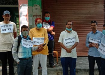पत्रकारमाथि आक्रमण गर्नेलाई कारबाहीको माग गर्दै टीकापुरमा धर्ना