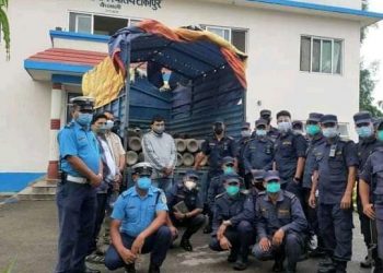 प्रहरीद्वारा अस्पताललाई अक्सिजन सिलिन्डर सहयोग