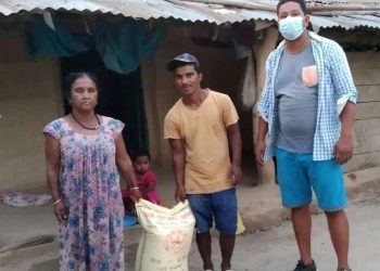 कोरोना कहरमा विपन्न परिवारलाई खाद्यान्न वितरण गर्दै युवा