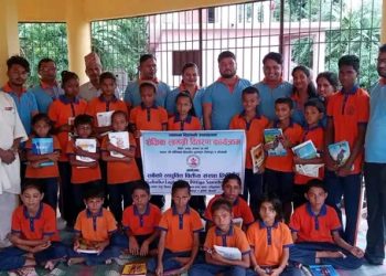 सबैको लघुवित्तद्वारा बिद्यार्थीलाई शैक्षिक सामाग्री वितरण