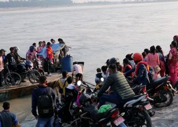 ज्यानलाई जोखिममा राखेर हतारमा डुङ्गाको यात्रा