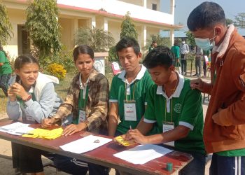 बिद्यार्थीलाई नमुना मतदान,भन्छन् : घरमा अभिभावकलाई सिकाउँछौं