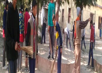 विद्यार्थीद्वारा शिव मन्दिर सरसफाई