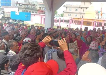 पुरानै कार्यालय प्रमुख यथावत गर्न भन्दै प्रदर्शन