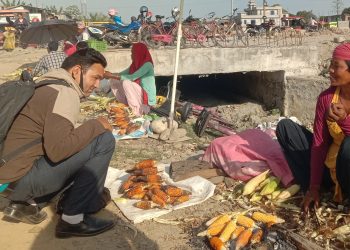 मकै बेचेर जीवन निर्वाह गर्दै