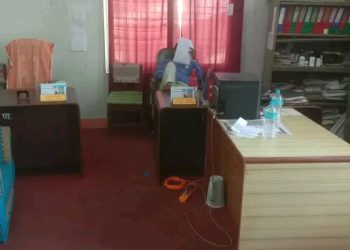 टेबलमा खुट्टा तेर्साएर बस्छन् शाखा प्रमुख