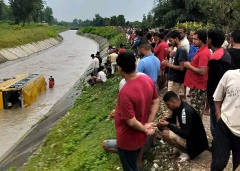 स्कुल बस दुर्घटना हुँदा १५ घाइते
