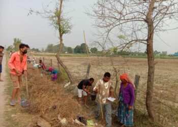 सिँचाइका लागि जनश्रमदानमा जुटे किसानहरू
