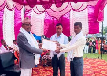 मन्त्रीलाई ज्ञापनपत्र बुझाउँदै