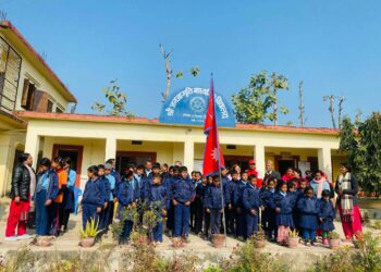 विपन्न बिद्यार्थीलाई न्यानो लुगा वितरण
