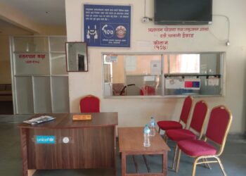 कार्यकक्षमा तालाबन्दी हुँदा बरण्डामा नयाँ कार्यकक्ष बनाए थारुले