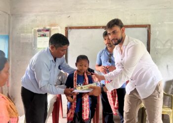 बिद्यार्थीलाई शैक्षिक सामाग्री वितरण