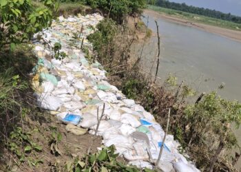 जनश्रमदान मार्फत जैविक तटबन्ध गर्दै स्थानीय