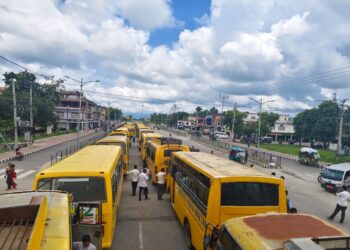 बिद्यार्थी बोक्ने बस ल्याएर सडकमा बिरोध