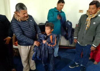 बालबालिकालाई न्यानो कपडा वितरण