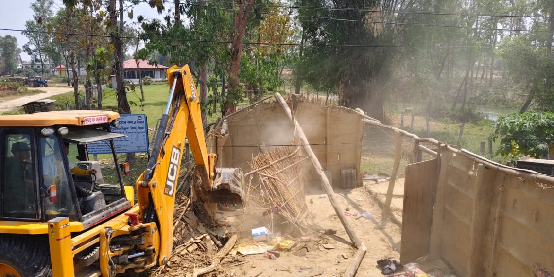 अतिक्रमित जग्गा माथी चल्यो डोजर