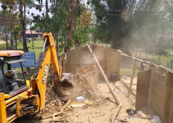 अतिक्रमित जग्गा माथी चल्यो डोजर