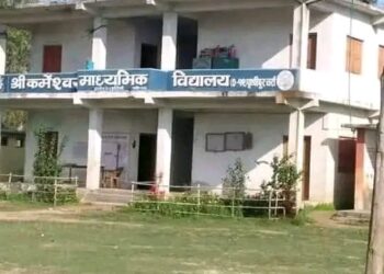 बिद्यार्थी शुल्क विवाद : शिक्षक माथी हातपात