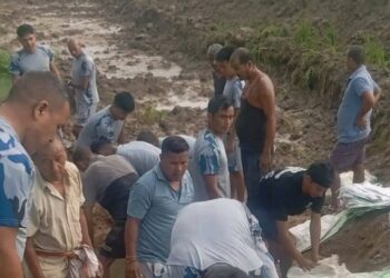 जनश्रमदान मार्फत जैविक तटबन्धन